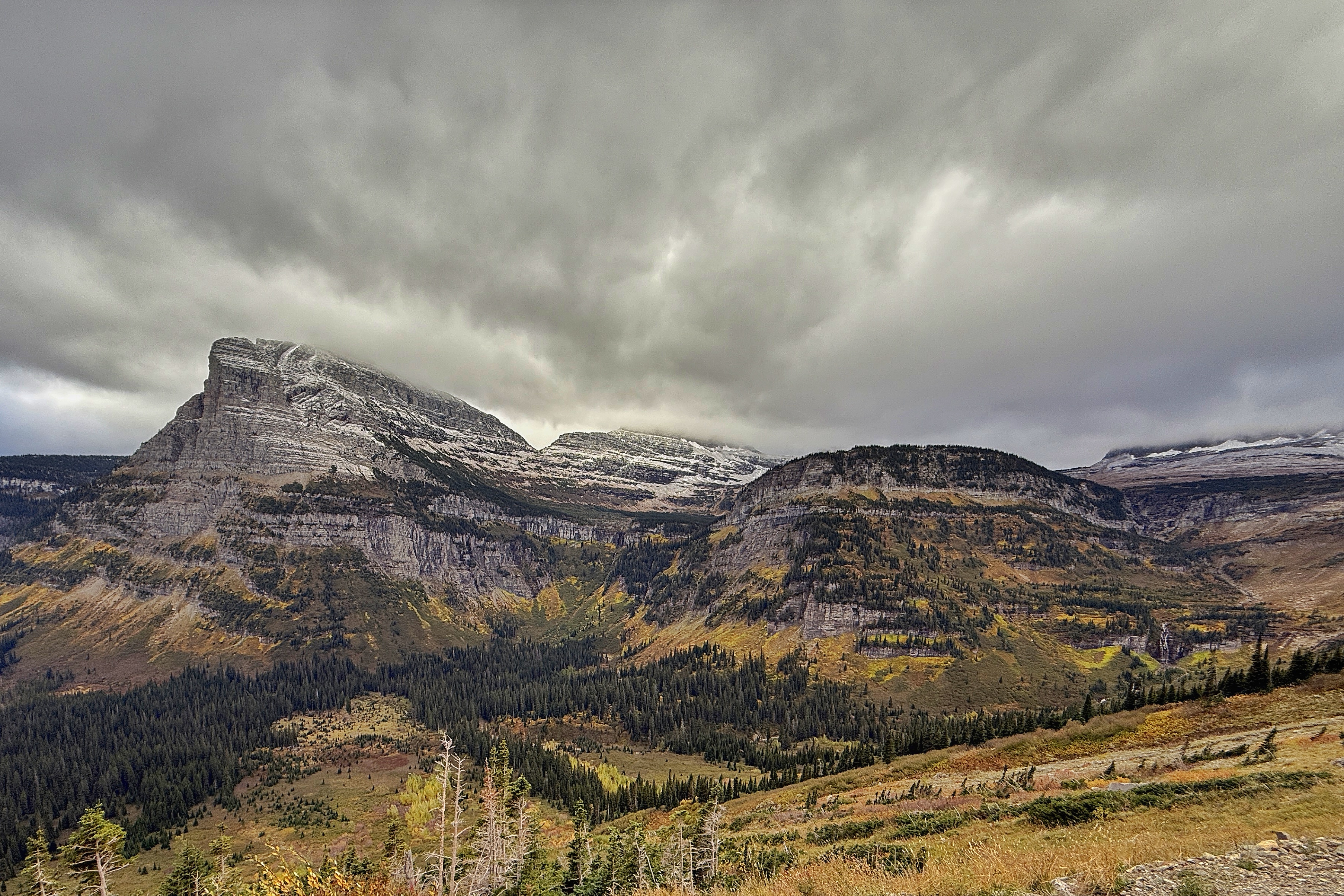 Montagnes et couleurs d'automne à Waterton Lakes